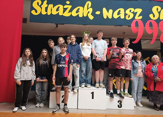 klasy 7 na podium przeciąganie liny