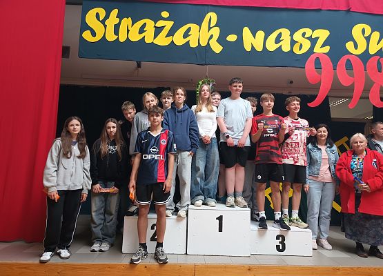 klasy 7 na podium przeciąganie liny