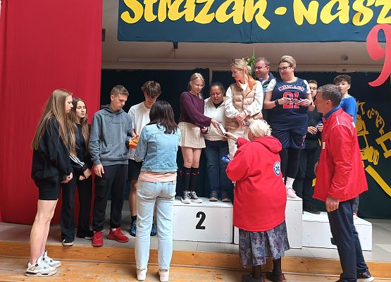 klasy 8 na podium przeciąganie liny