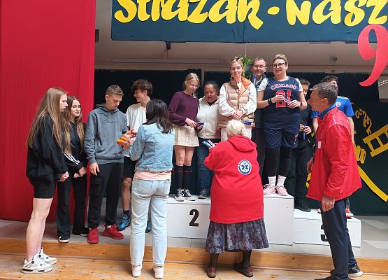klasy 8 na podium przeciąganie liny