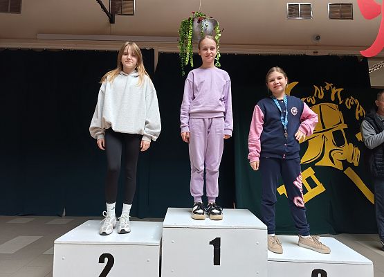 DZIEWCZYNKI NA PODIUM