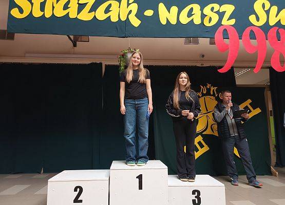dziewczynki na podium