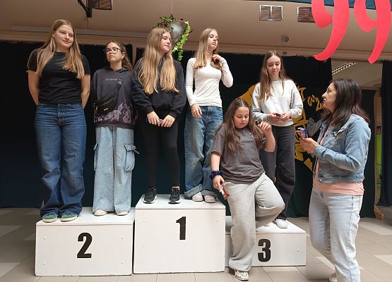 dziewczynki na podium