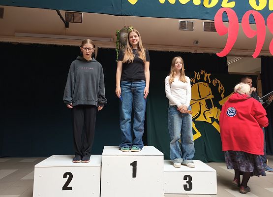 dziewczynki na podium