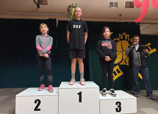 dziewczynki na podium