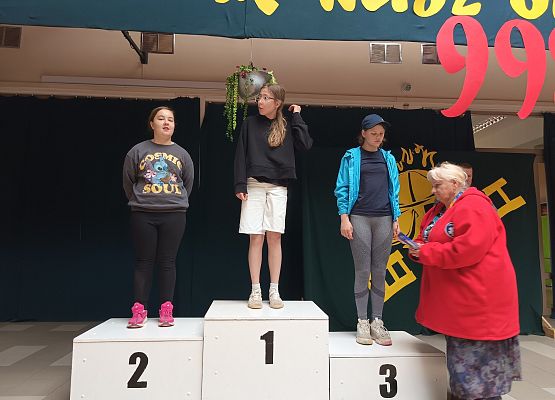 dziewczynki na podium