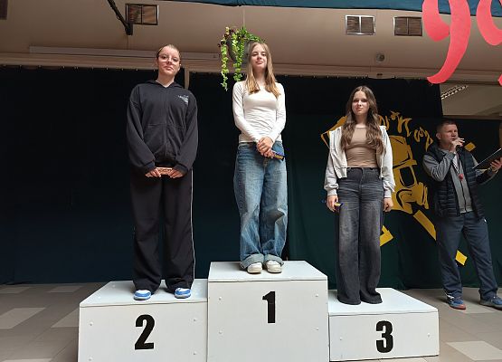 dziewczynki na podium