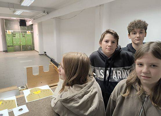 uczniowie na strzelnicy