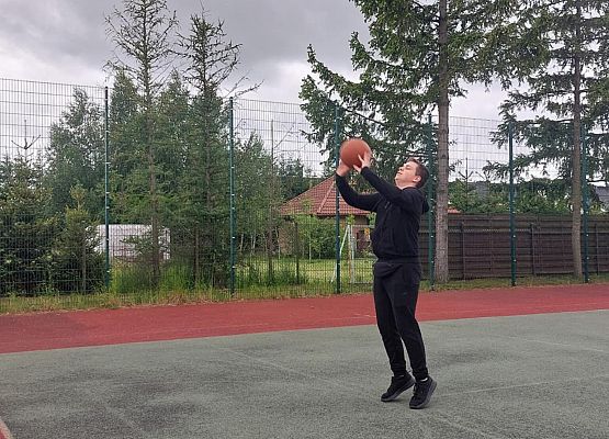 Maciek rzuca do kosza