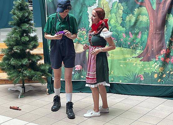 Jaś i Małgosia znaleźli czekoladki