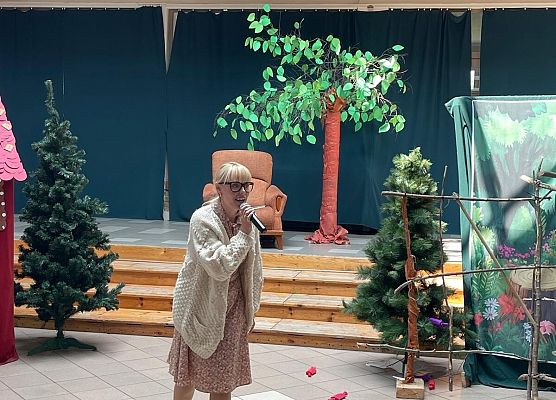 Pani Beatka w roli babci opowiadającej bajkę