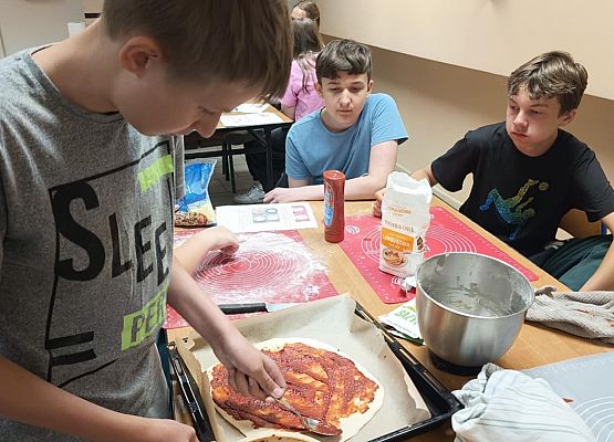 Dawid smaruje cisto sosem