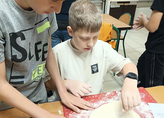 chłopcy robią pizze