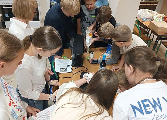 czytanie przepisu i odmierzanie składników