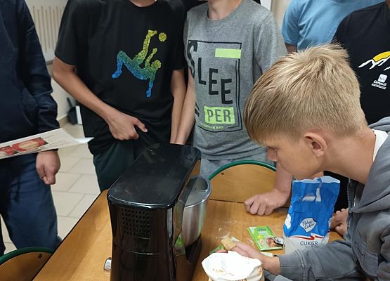 chłopcy patrzą jak się robi ciasto