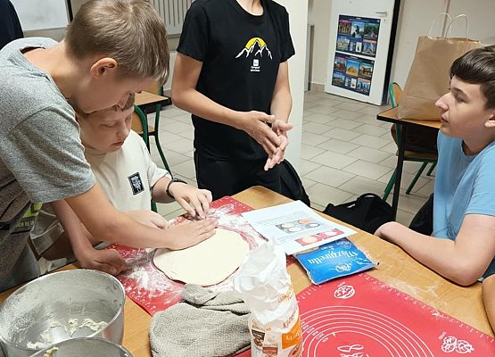 chłopcy robią pizze