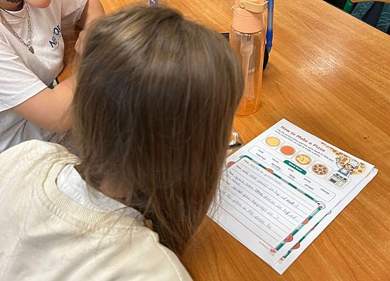 dziewczynki z kartą pracy