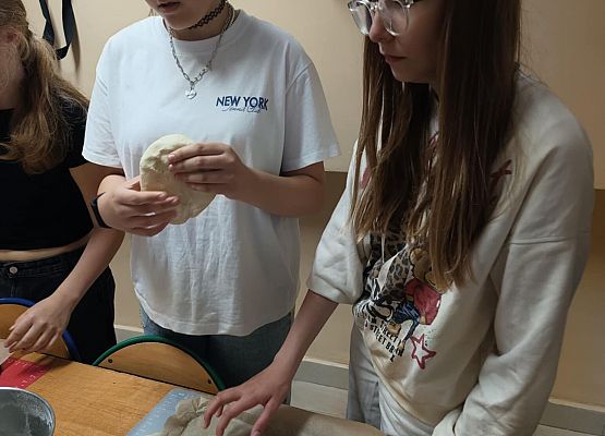 dziewczynki robią pizze