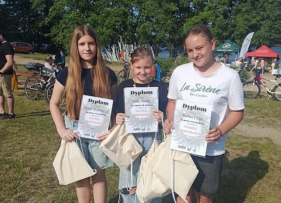 Dziewczynki z dyplomami