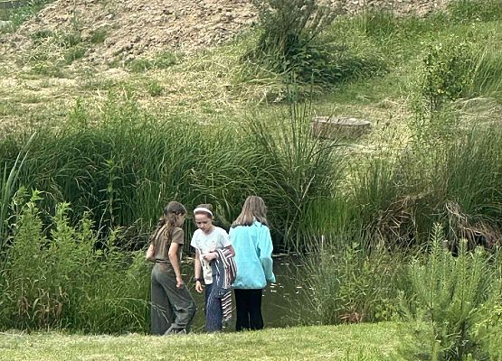 dziewczynki przy stawie