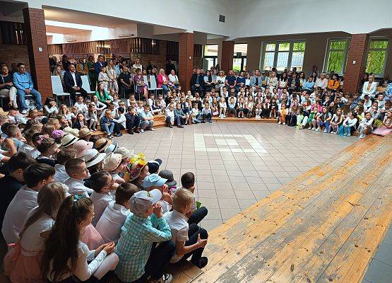 uczniowie z rodzicami