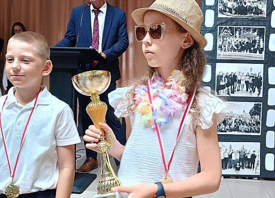 uczennica z pucharem