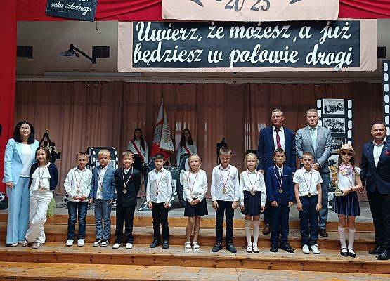 uczniowie biegający w zawodach z medalami