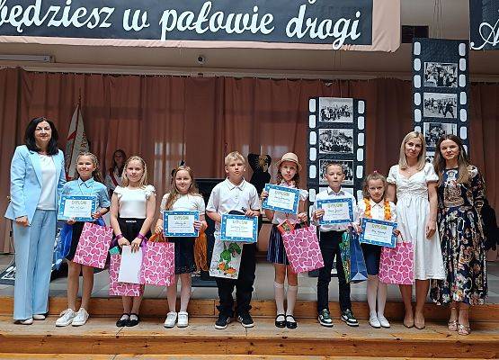 uczniowie z nagrodami z języka angielskiego