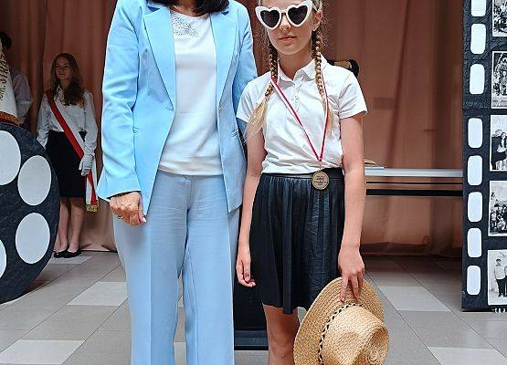 uczennica z panią dyrektor