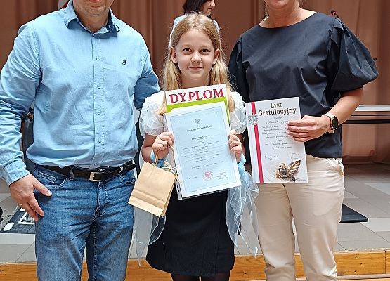 uczennica z rodzicami