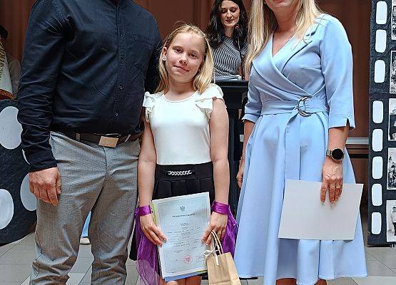 uczennica  z rodzicami