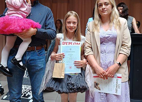 uczennica z rodzicami