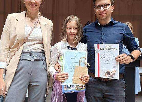 uczennica z rodzicami