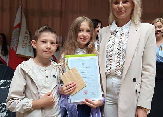 uczennica z mamą i bratem