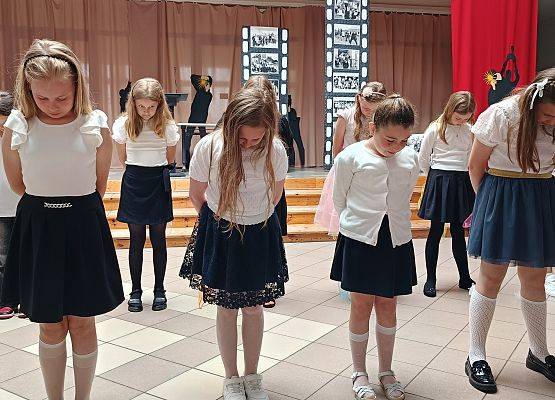 dziewczynki tańczą