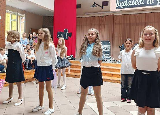 dziewczynki tańczą