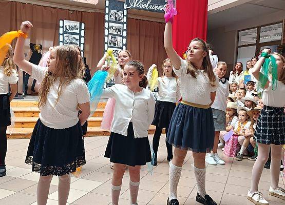 dziewczynki tańczą