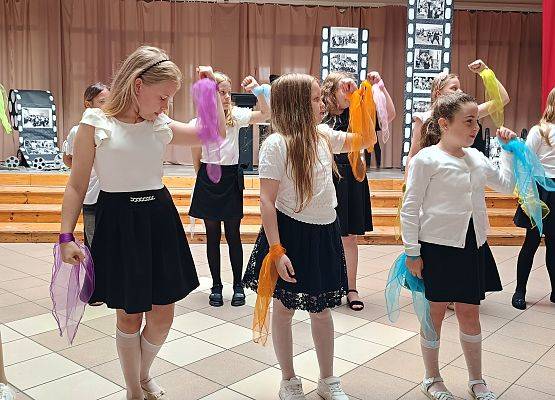 dziewczynki tańczą