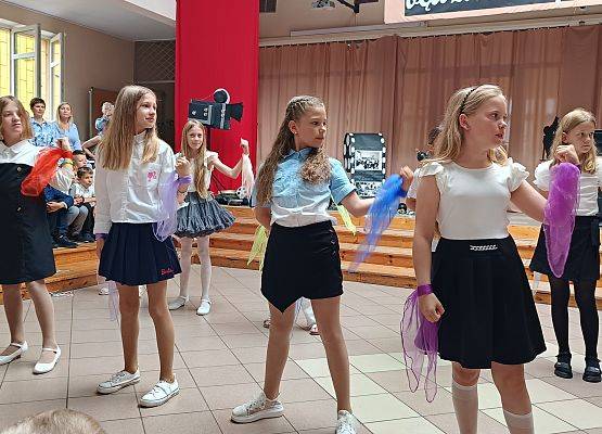 dziewczynki tańczą