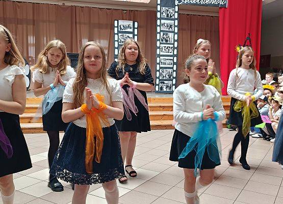 dziewczynki tańczą