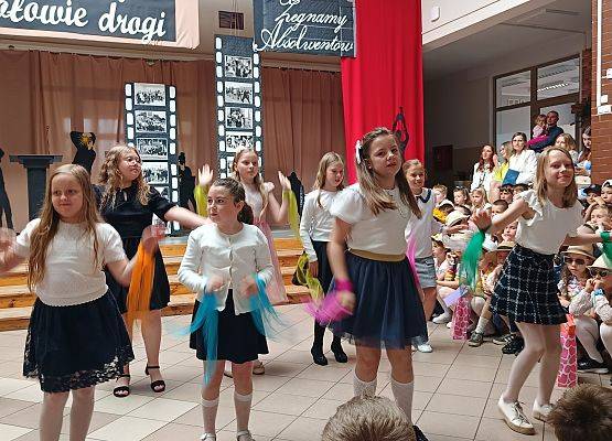 dziewczynki tańczą