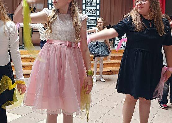 dziewczynki tańczą