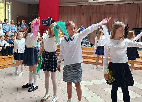 dziewczynki tańczą