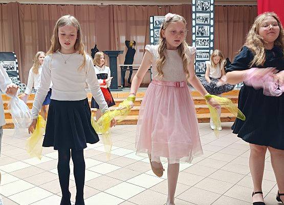 dziewczynki tańczą