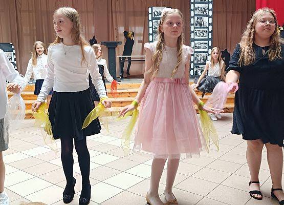 dziewczynki tańczą