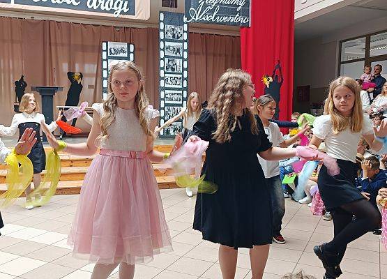 dziewczynki tańczą