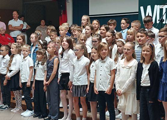 uczniowie klas 3 występują