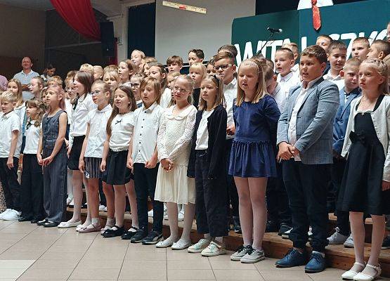 klasy 3 śpiewają piosenkę