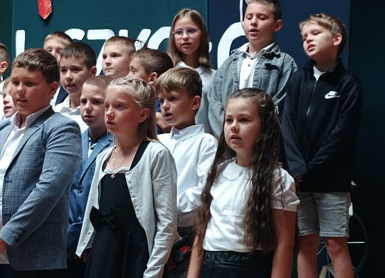 uczniowie klas 3 śpiewają piosenkę