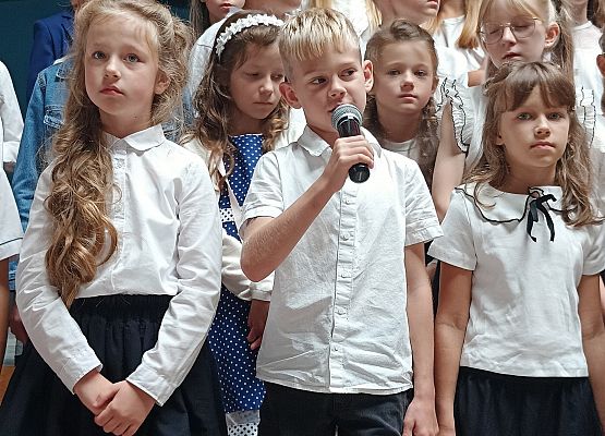 uczniowie klas 3 występują na apelu